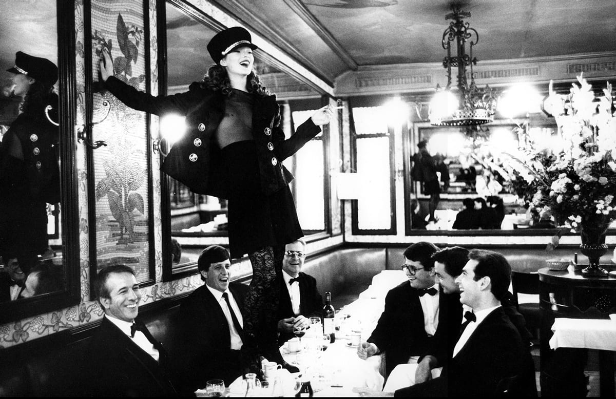 Arthur Elgort, Kate Moss, Brasserie Lipp, Paris, 1993
